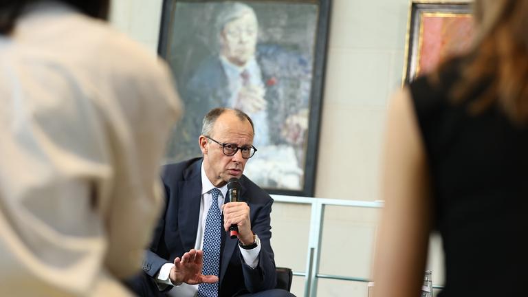 Bundeskanzler Friedrich Merz (CDU) empfängt Schülerinen von drei Berliner Schulen zum bundesweiten Girls Day im Bundeskanzleramt in Berlin.