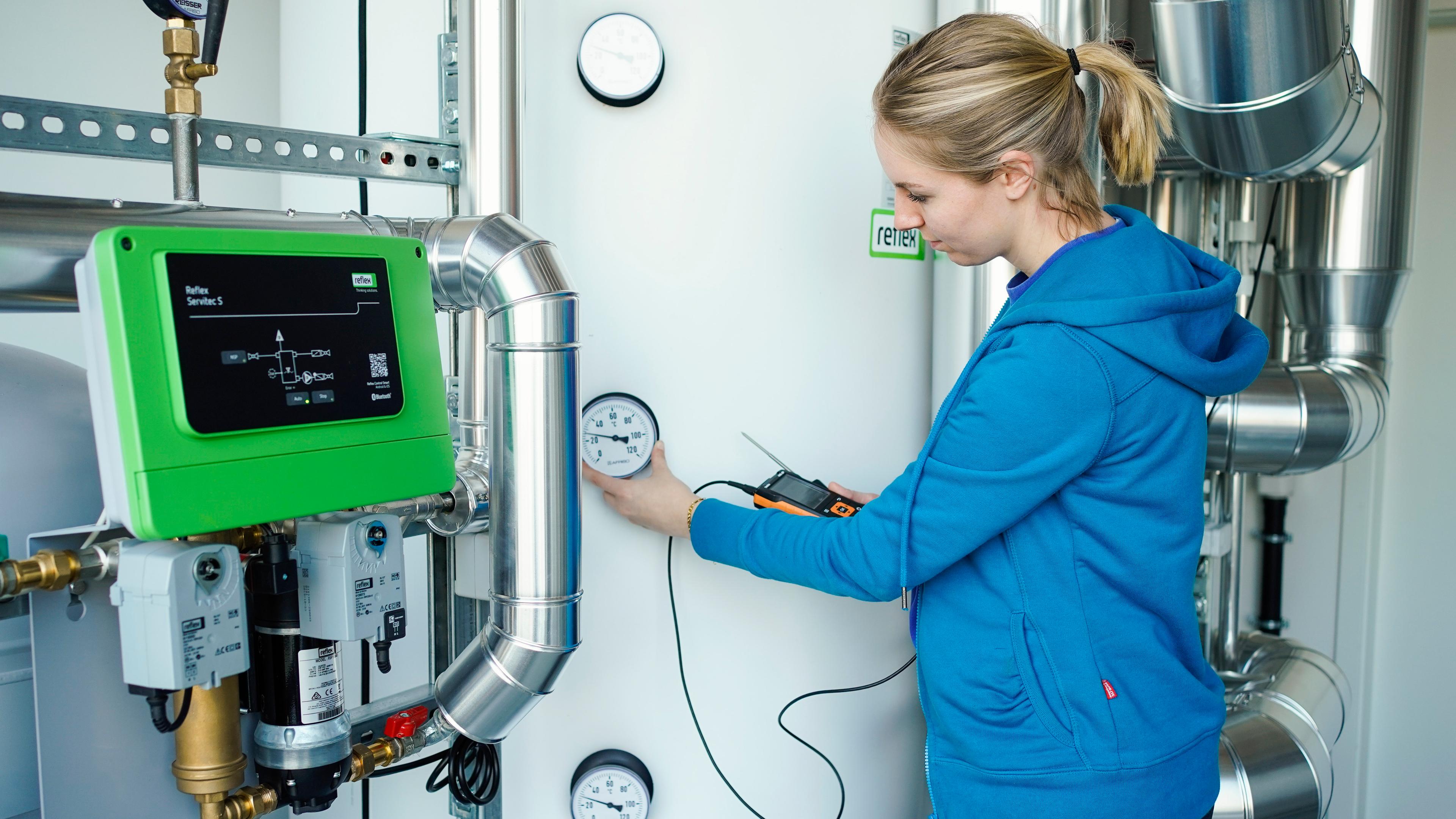 Handwerkerin an technischem Gerät