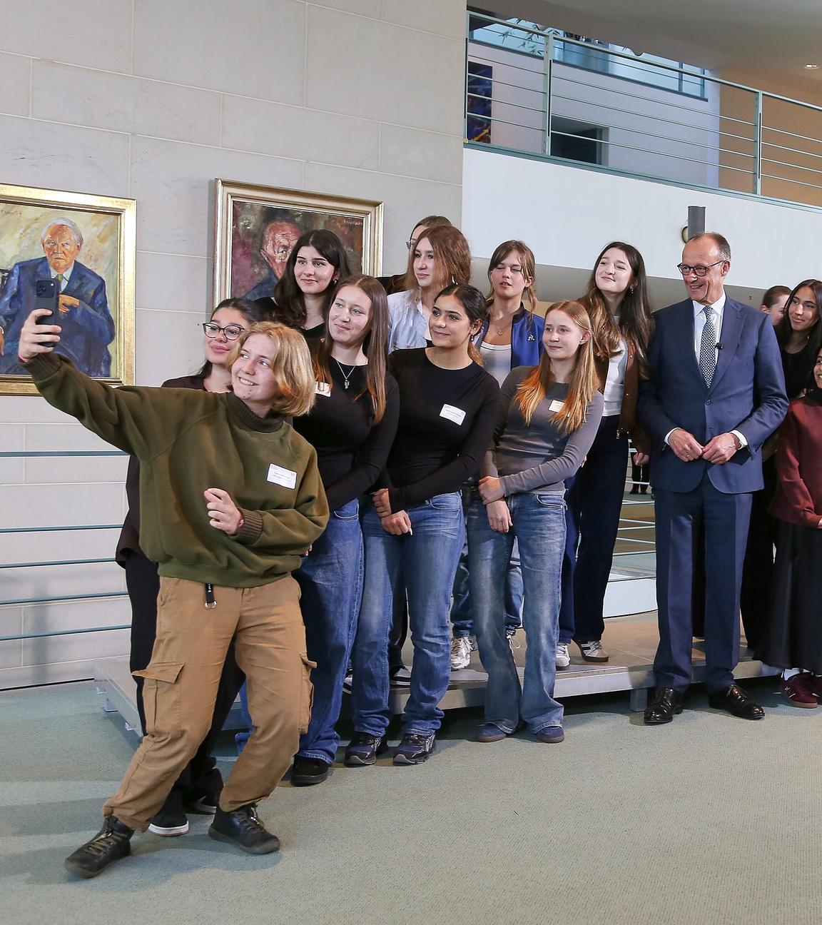 Als Auftaktveranstaltung zum bundesweiten Girls' Day empfing Bundeskanzler Merz 20 Schülerinnen aus drei Berliner Schulen.