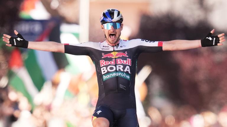 Der Deutsche Nico Denz jubelt, als er die Ziellinie überquert.