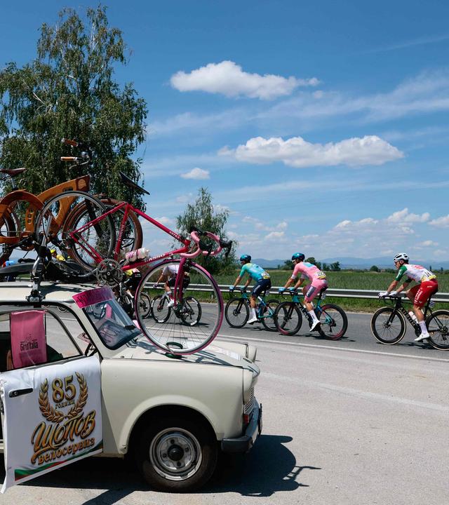 Der uruguayische Fahrer Guillermo Silva (Mitte) vom Team XDS Astana fährt am 10. Mai 2026 während der 3. Etappe des Giro d'Italia 2026 zwischen Plowdiw und Sofia in Bulgarien. 