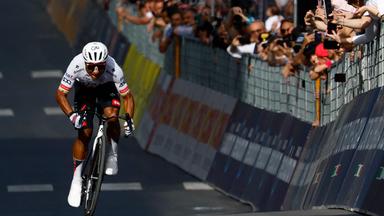 Der ecuadorianische Fahrer Jhonatan Narvaez vom Team UAE Emirates - XRG sprintet zum Ziel und gewinnt die 4. Etappe des Giro d'Italia 2026.