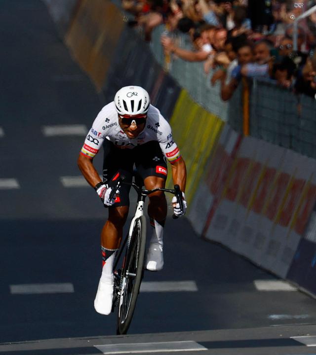 Der ecuadorianische Fahrer Jhonatan Narvaez vom Team UAE Emirates - XRG sprintet zum Ziel und gewinnt die 4. Etappe des Giro d'Italia 2026.