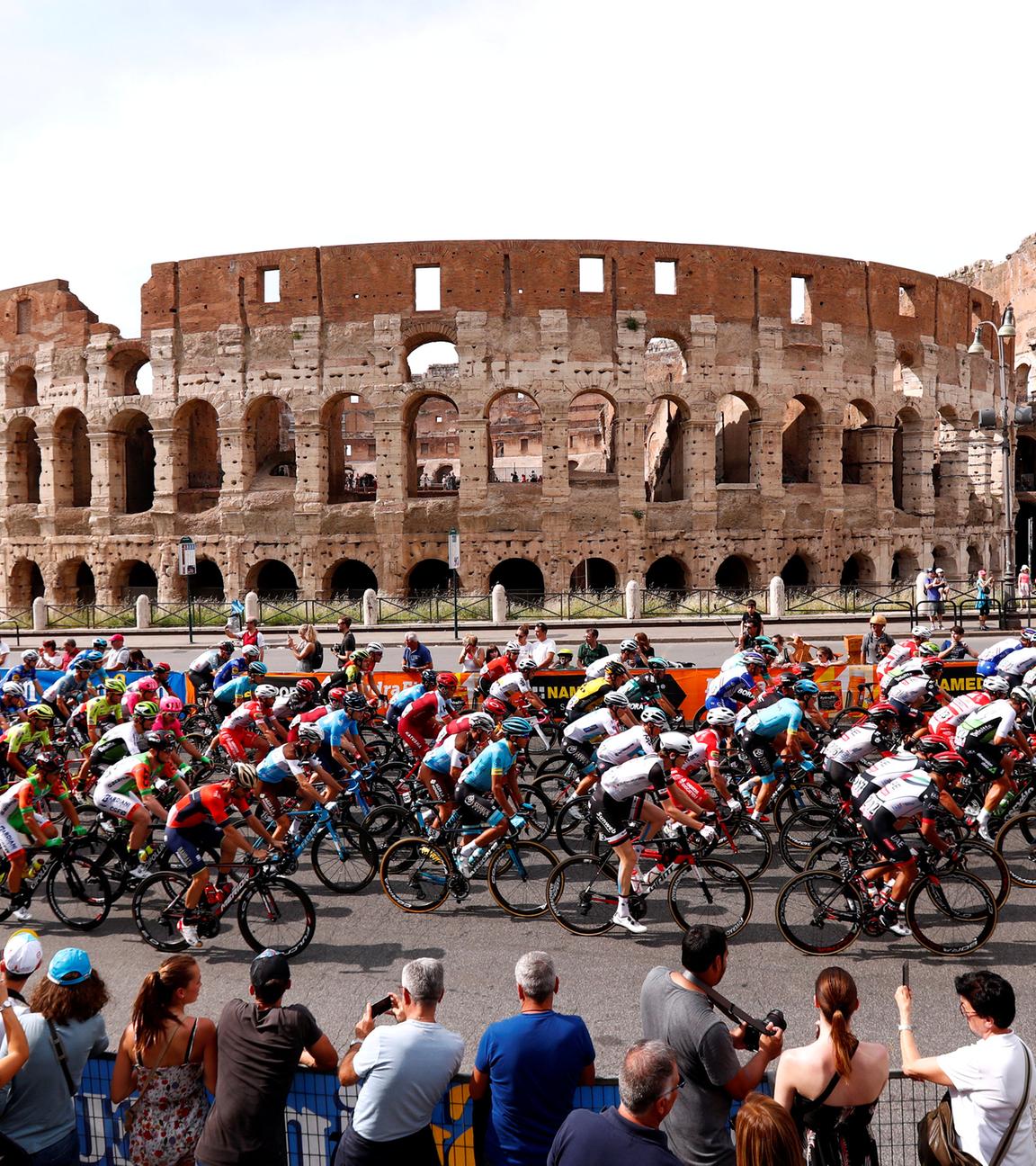 Radrennfahrer beim Giro d'Italia vor dem Kolosseum in Rom