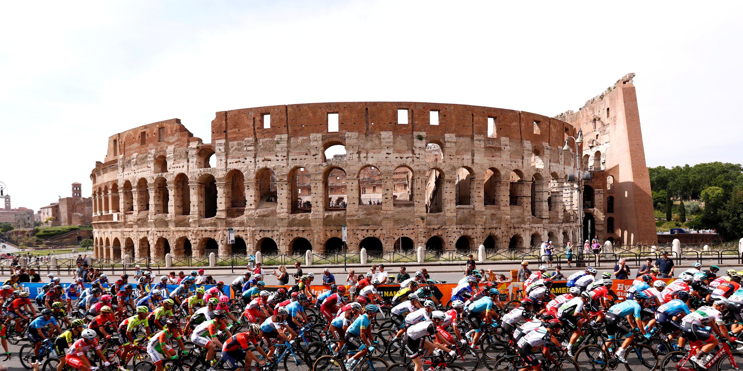 Radrennfahrer beim Giro d'Italia vor dem Kolosseum in Rom