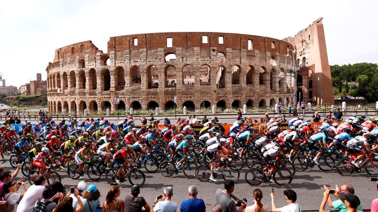 Radrennfahrer beim Giro d'Italia vor dem Kolosseum in Rom