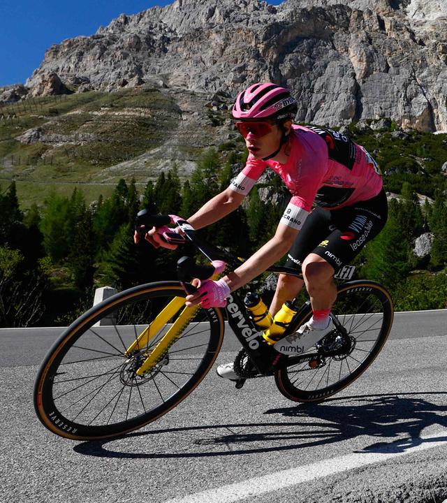 Der dänische Radprofi Jonas Vingegaard vom Team Team Visma | Lease a Bike trägt das Rosa Trikot des Gesamtführenden und fährt während der 19. Etappe des Giro d'Italia 2026 auf der Abfahrt des Passo Falzarego zwischen Feltre und Alleghe, 29. Mai 2026.