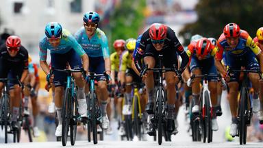 Der uruguayische Fahrer Guillermo Silva vom Team XDS Astana (l.) sprintet zum Sieg, vor dem deutschen Fahrer Florian Stork und dem Italiener Giulio Ciccone in Bulgarien am 9. Mai 2026.