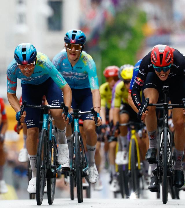 Der uruguayische Fahrer Guillermo Silva vom Team XDS Astana (l.) sprintet zum Sieg, vor dem deutschen Fahrer Florian Stork und dem Italiener Giulio Ciccone in Bulgarien am 9. Mai 2026.