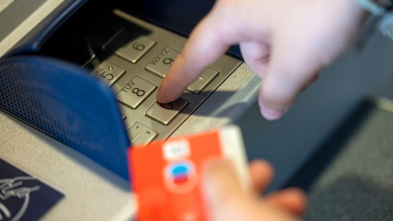 Geld abheben am Geldautomat