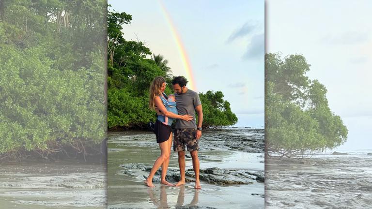 Model Gisele Bündchen zeigt sich gemeinsam mit ihrem Ehemann und Kind vor einem Regenbogen in der Natur.