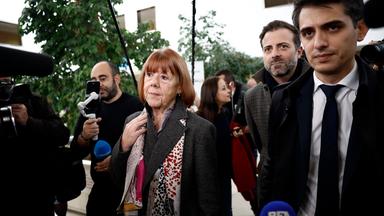 Gisele Pelicot, begleitet von ihren Anwälten Stephane Babonneau und Antoine Camus, verlässt am 25.11.2024 das Strafgericht in Avignon, Frankreich.