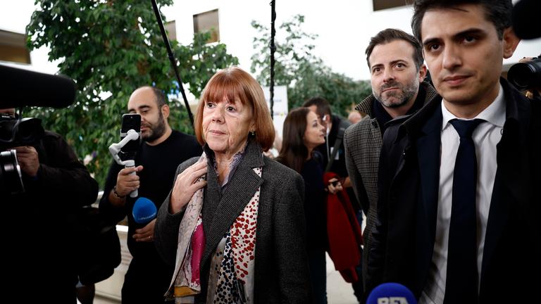 Gisele Pelicot, begleitet von ihren Anwälten Stephane Babonneau und Antoine Camus, verlässt am 25.11.2024 das Strafgericht in Avignon, Frankreich.