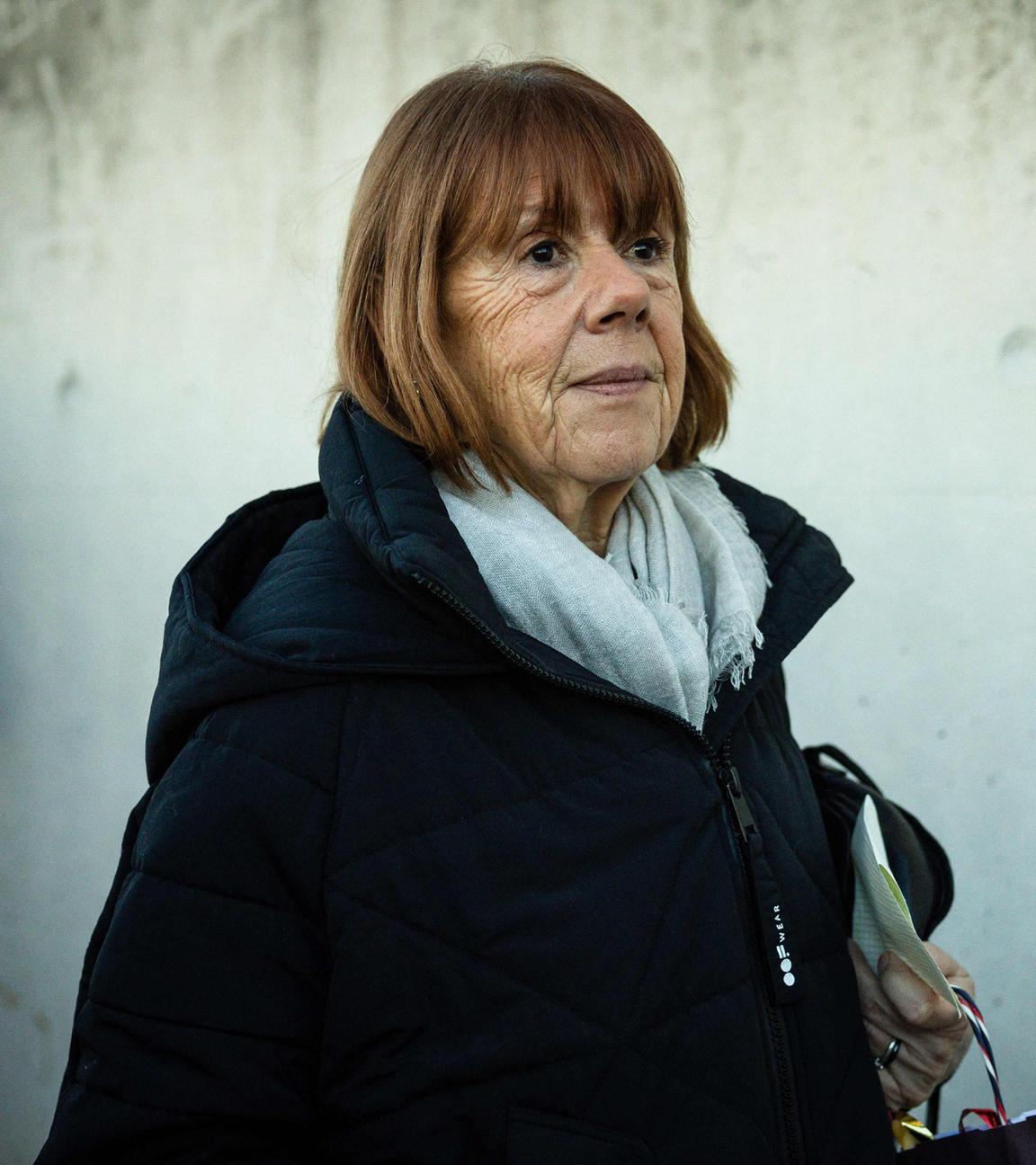 Gisèle Pelicot verlässt das Gerichtsgebäude von Avignon.