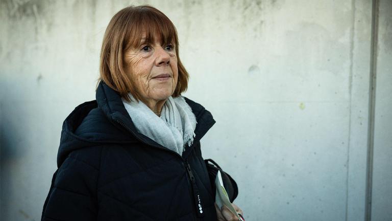 Gisèle Pelicot verlässt das Gerichtsgebäude von Avignon.
