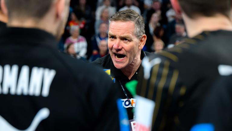 Alfred Gislason spricht während einer Auszeit mit seinen Spielern.