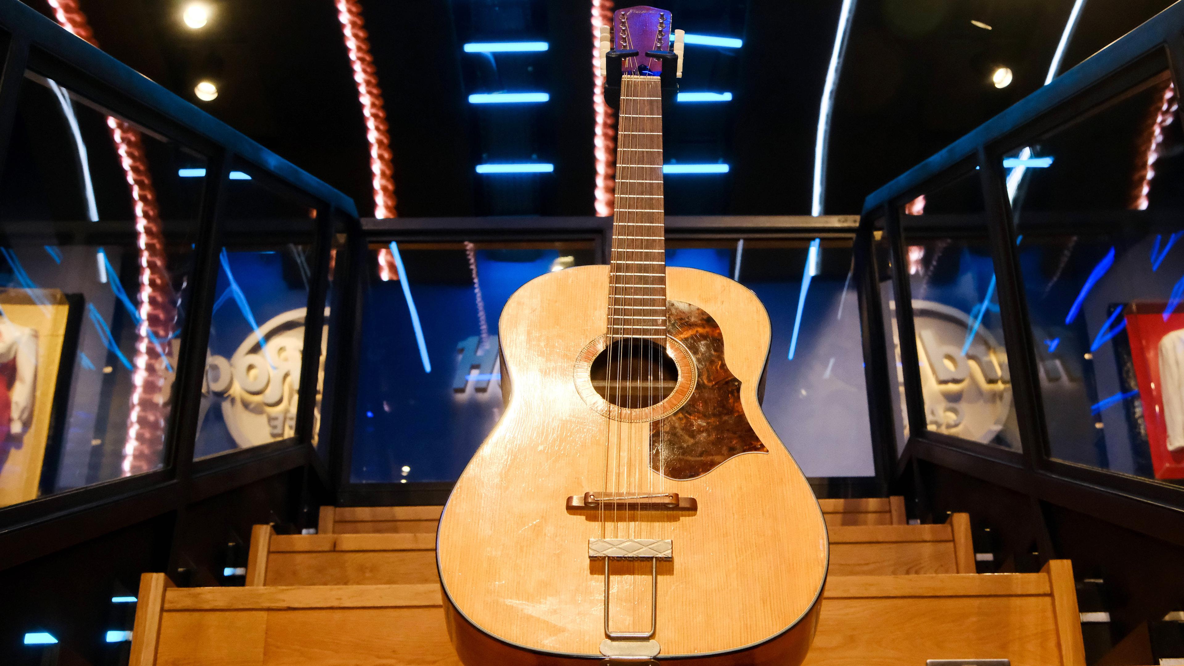 Gitarre von John Lennon, aufgenommen am 23.04.2024