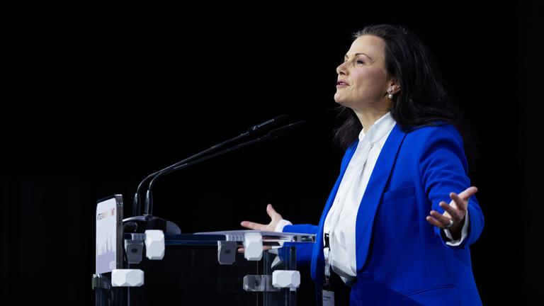 Gitta Connemann (CDU), Beauftragte der Bundesregierung für den Mittelstand und Parlamentarische Staatssekretärin im Bundeswirtschaftsministerium, spricht am 26.09.2025 beim 17. Bundesmittelstandstag der Mittelstands- und Wirtschaftsunion (MIT) in der Motorworld, Köln.