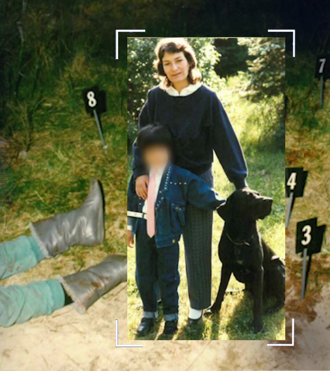 Foto zeigt Frau, Kind und Hund (schwarzer Labrador). Das Gesicht des Kindes wurde technisch verfremdet. Im Hintergrund. Eine Leiche liegt am Waldboden. Es sind nur die Beine zu sehen. Graue Stiefel. Links daneben: Lichtschematische Darstellung eines Fingerabdrucks.
