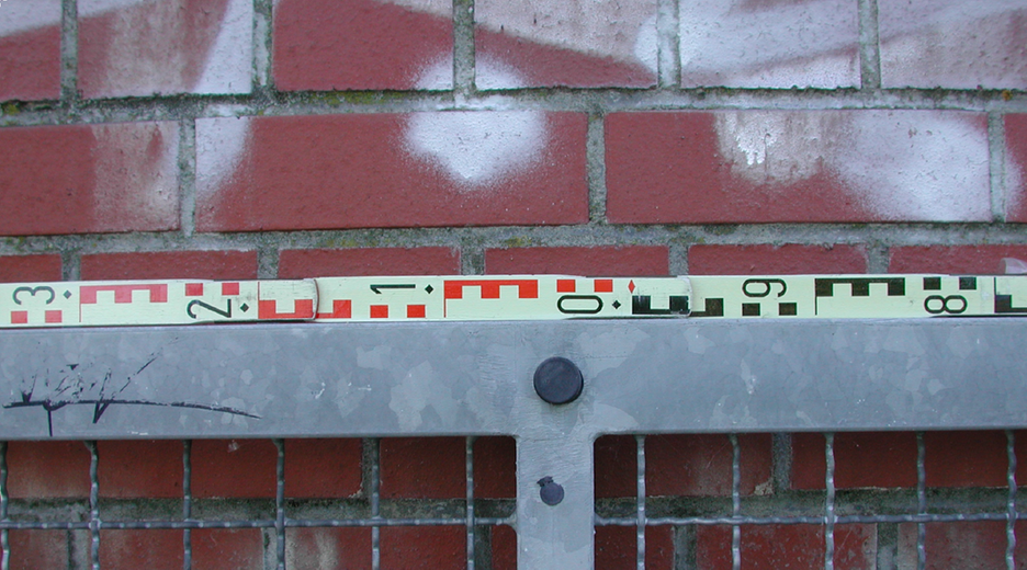 Gitter mit Logo, das dem NSU-Schriftzug ähnelt.