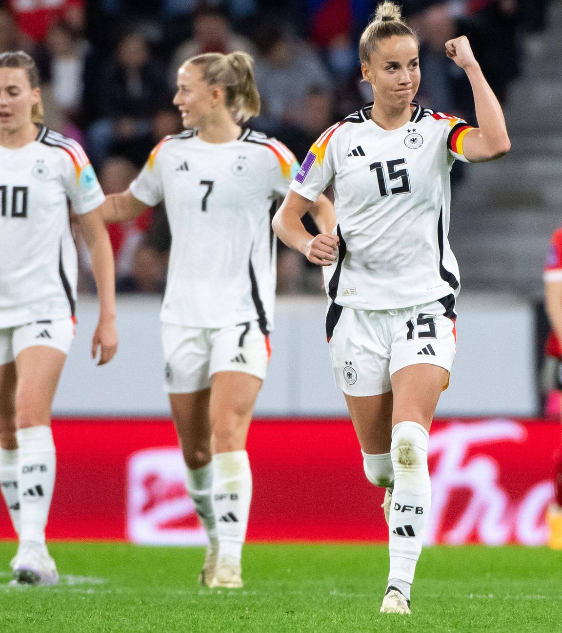 Giulia Gwinn, Lea Schueller und Laura Freigang (von rechts) jubeln über das Tor zum 3:2-Sieg im EM-Qualifikationsspiel gegen Österreich am 05.04.2024.
