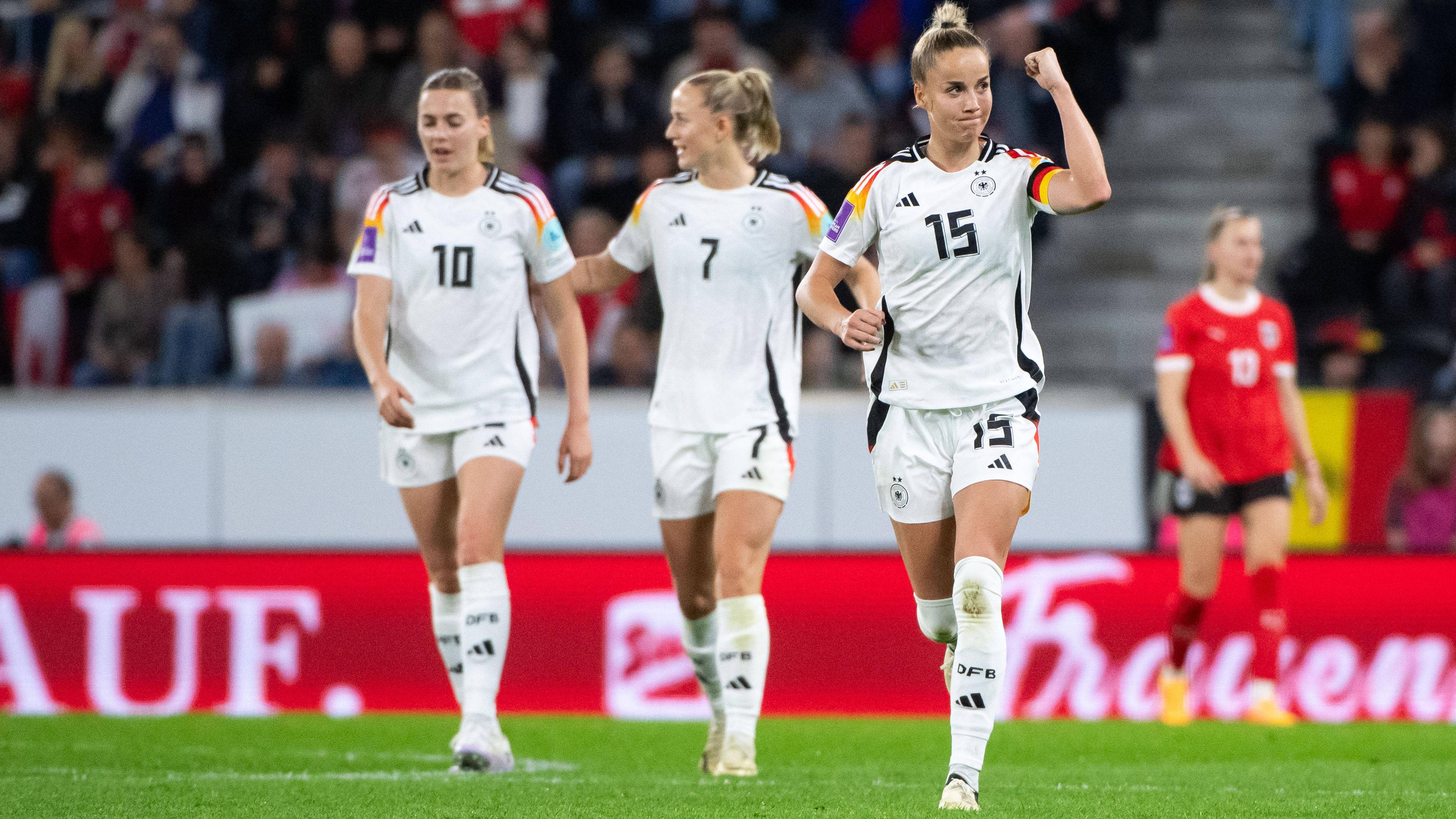 Giulia Gwinn, Lea Schueller und Laura Freigang (von rechts) jubeln über das Tor zum 3:2-Sieg im EM-Qualifikationsspiel gegen Österreich am 05.04.2024.