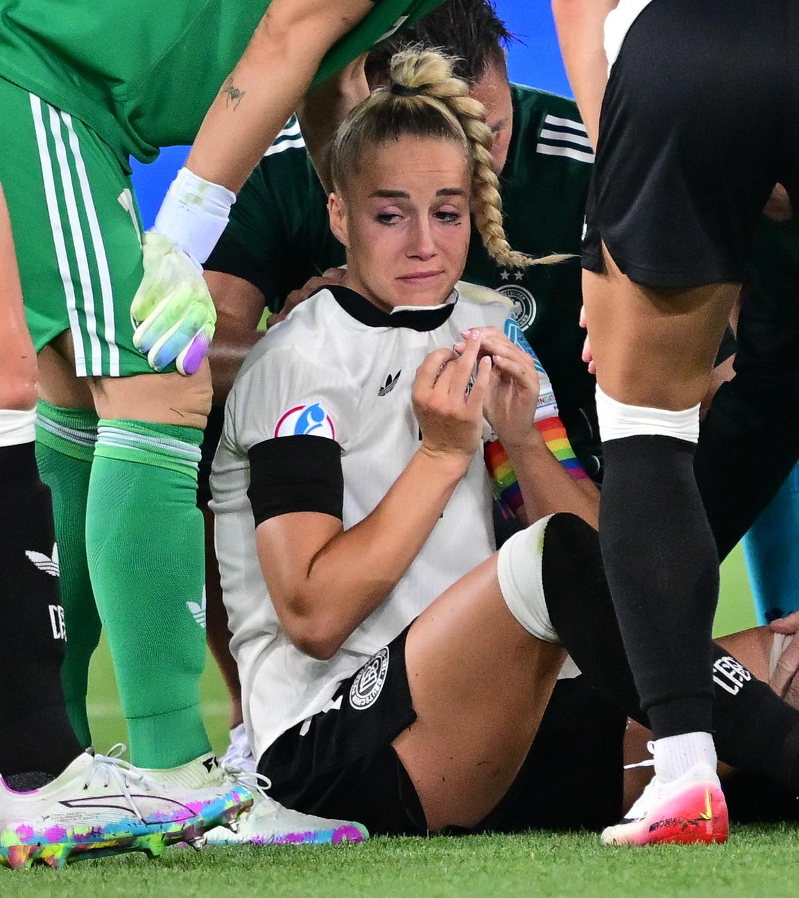 04.07.2025, Frauen-EM, Deutschland - Polen: Deutschlands Giulia Gwinn wird nach einer Verletzung von Mitspielerinnen und dem Team umringt.