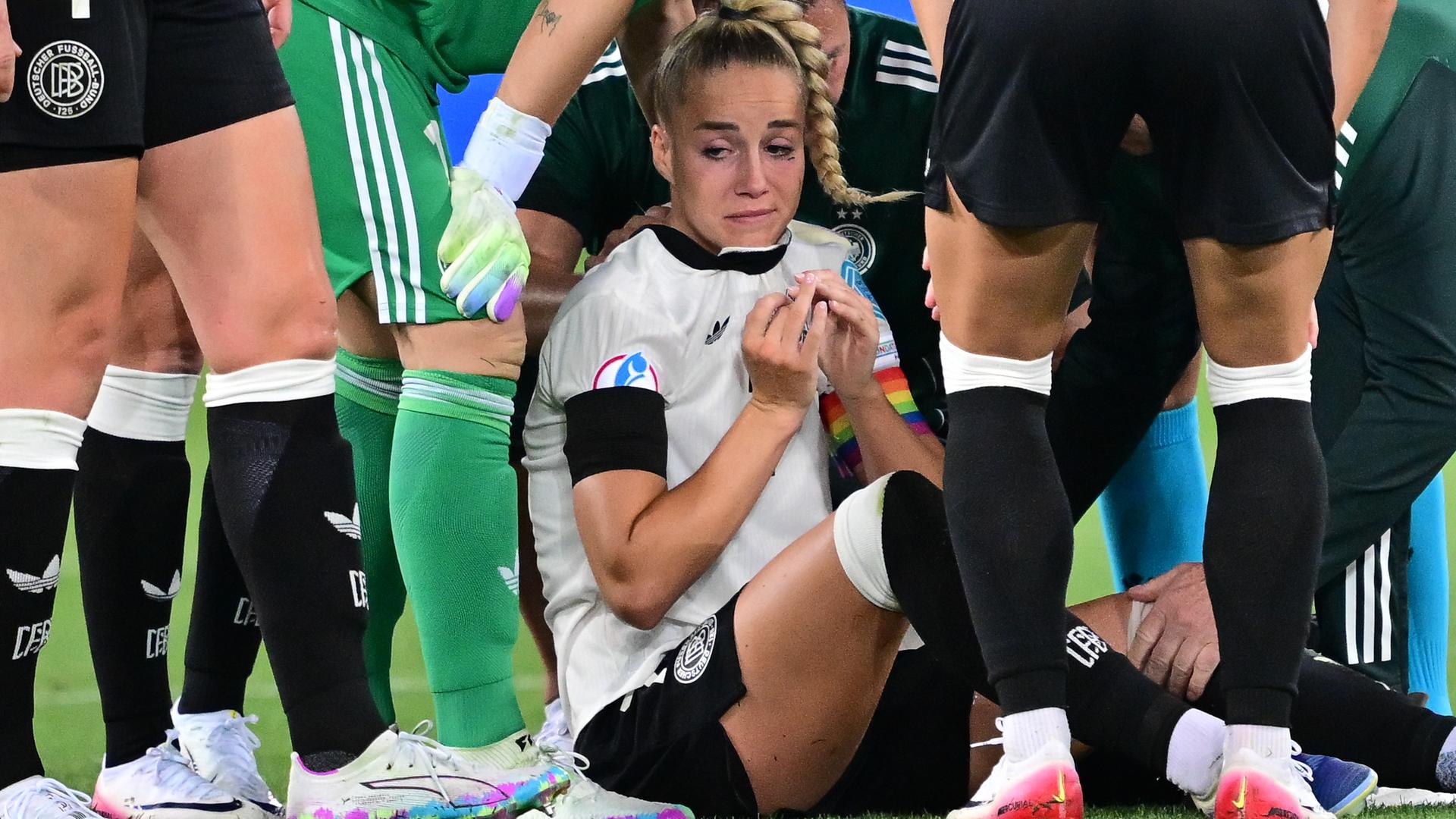 04.07.2025, Frauen-EM, Deutschland - Polen: Deutschlands Giulia Gwinn wird nach einer Verletzung von Mitspielerinnen und dem Team umringt.