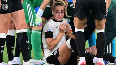 04.07.2025, Frauen-EM, Deutschland - Polen: Deutschlands Giulia Gwinn wird nach einer Verletzung von Mitspielerinnen und dem Team umringt.