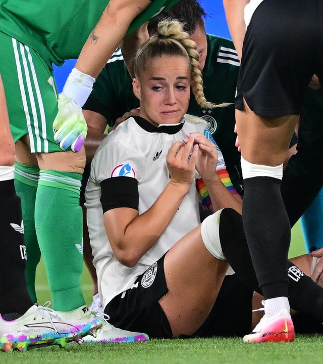 04.07.2025, Frauen-EM, Deutschland - Polen: Deutschlands Giulia Gwinn wird nach einer Verletzung von Mitspielerinnen und dem Team umringt.