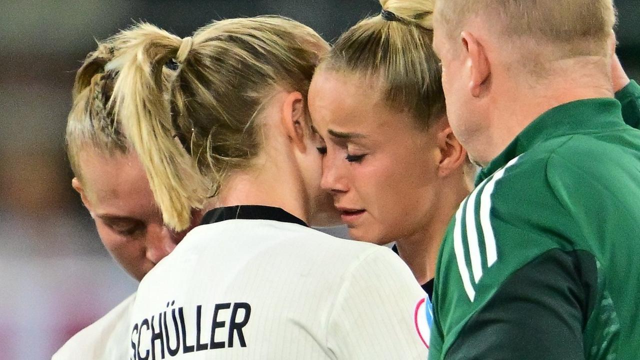 04.07.2025, Frauen-EM, Deutschland - Polen: Lea Schüller (l.) verabschiedet Giulia Gwinn nach einer Verletzung.