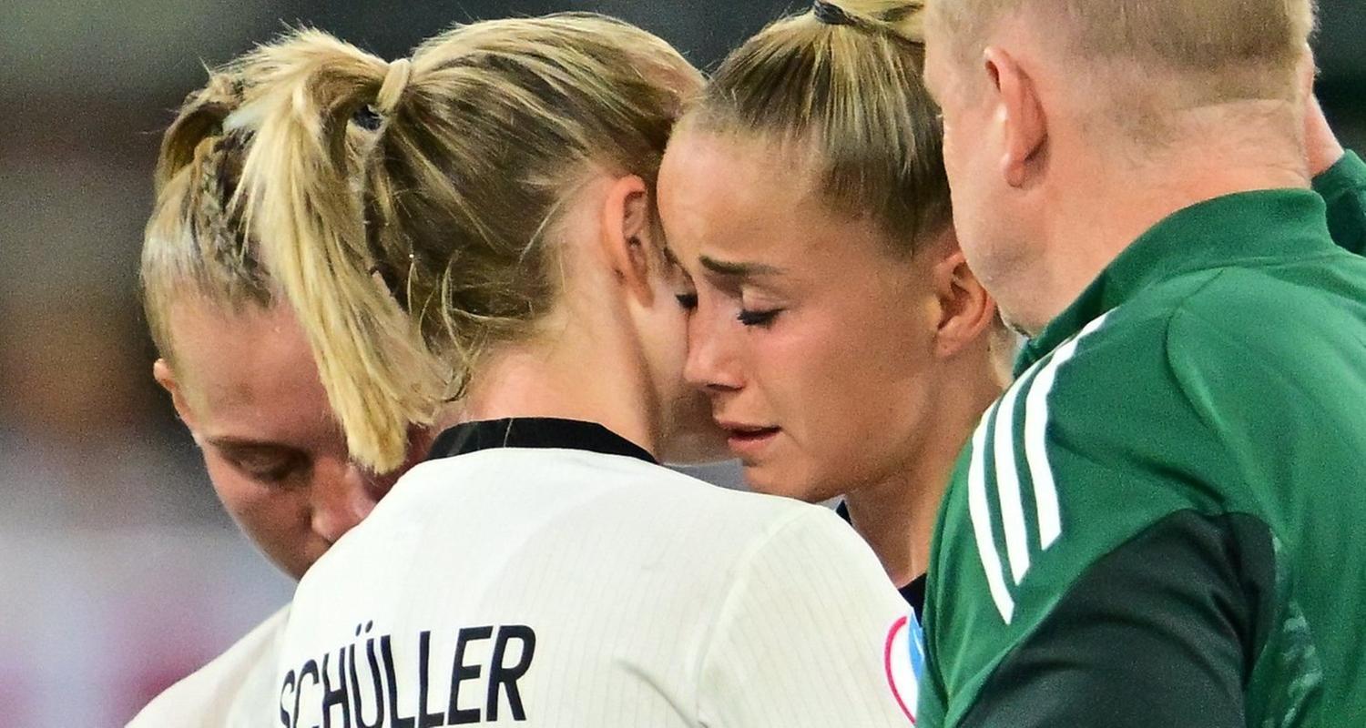 04.07.2025, Frauen-EM, Deutschland - Polen: Lea Schüller (l.) verabschiedet Giulia Gwinn nach einer Verletzung.