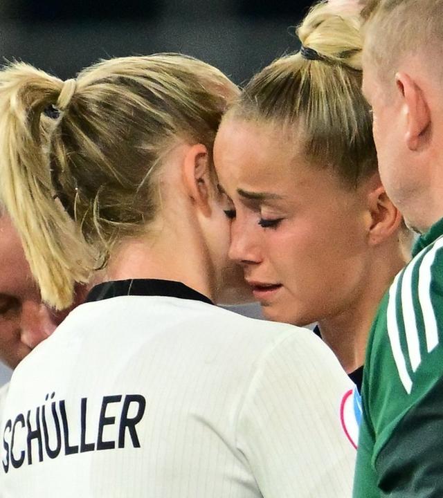 04.07.2025, Frauen-EM, Deutschland - Polen: Lea Schüller (l.) verabschiedet Giulia Gwinn nach einer Verletzung.