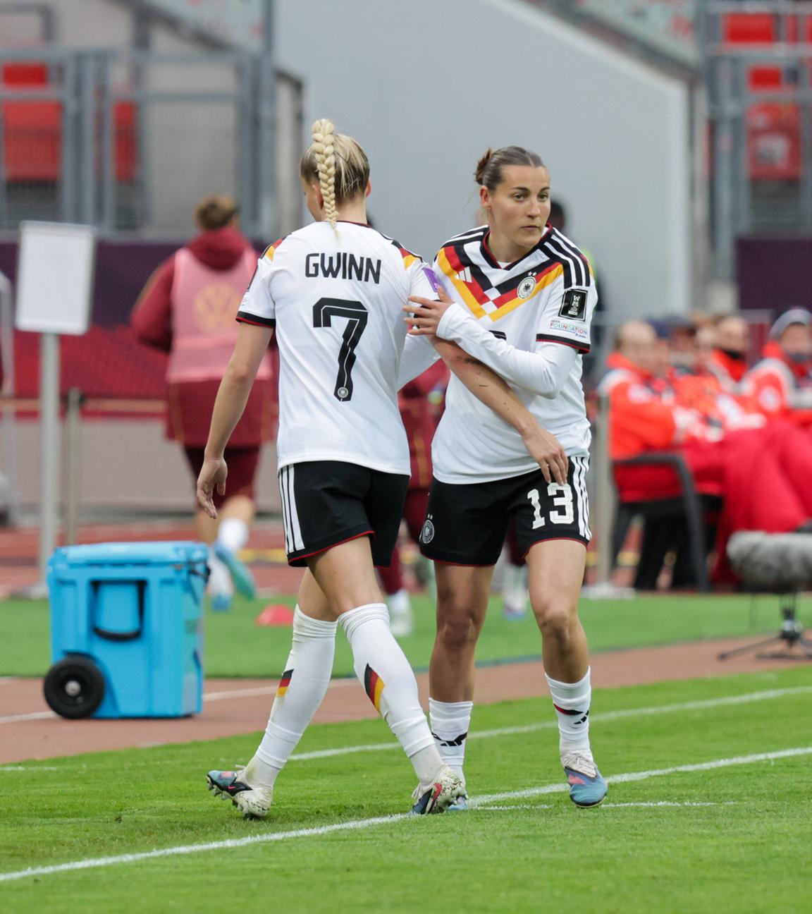 Die deutsche Nationalspielerin Giulia Gwinn verlässt beim WM-Qualifikationsspiel gegen Österreich bei ihrer Auswechslung das Feld