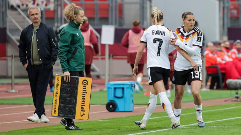 Die deutsche Nationalspielerin Giulia Gwinn verlässt beim WM-Qualifikationsspiel gegen Österreich bei ihrer Auswechslung das Feld