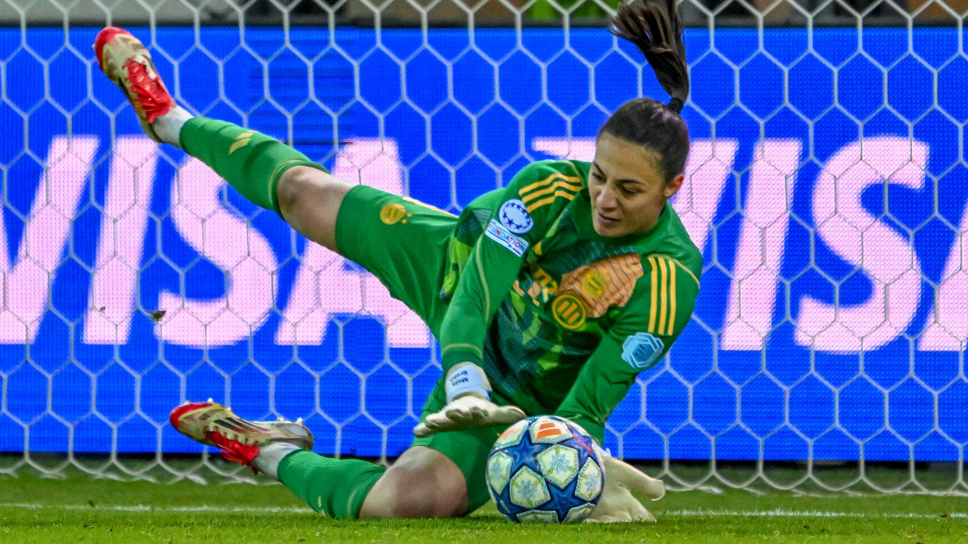 18.03.2025, Bayern, München: Fußball, Frauen: Champions League, Bayern München - Olympique Lyon, K.o.-Runde, Viertelfinale, Hinspiele. Bayern Münchens Torhüterin Maria-Luisa Grohs hält einen Elfmeter. Foto: 