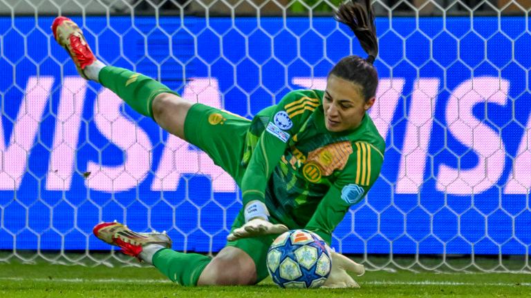 18.03.2025, Bayern, München: Fußball, Frauen: Champions League, Bayern München - Olympique Lyon, K.o.-Runde, Viertelfinale, Hinspiele. Bayern Münchens Torhüterin Maria-Luisa Grohs hält einen Elfmeter. Foto: 