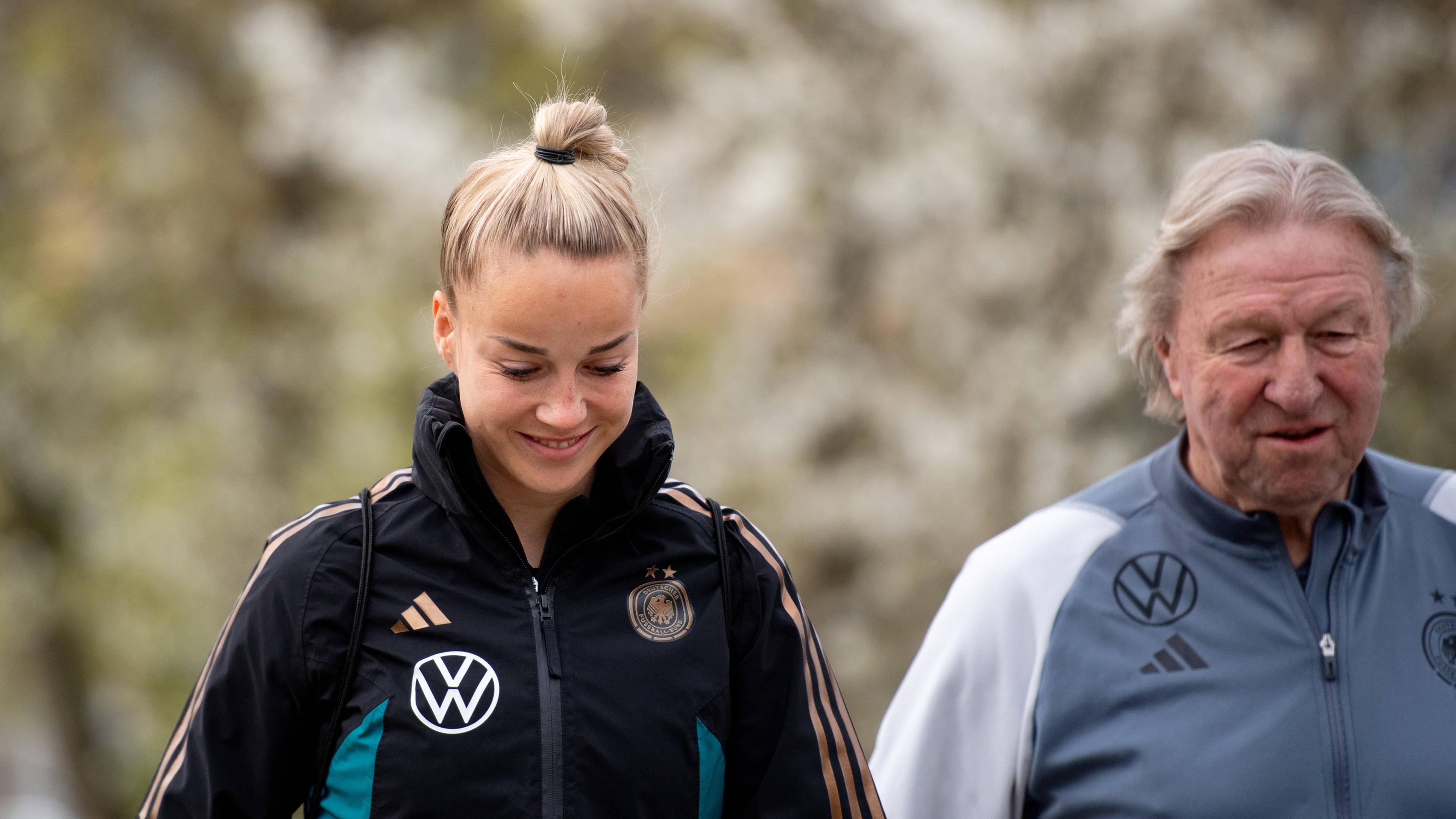Giulia Gwinn Deutschland, 15 spricht mit Horst Hrubesch 