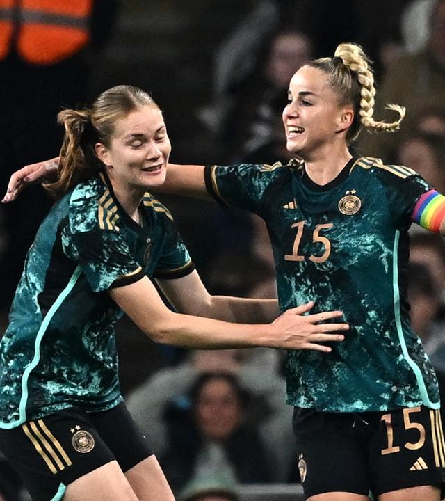 Giulia Gwinn jubelt über ihren Treffer mit Sjoeke Nusken.