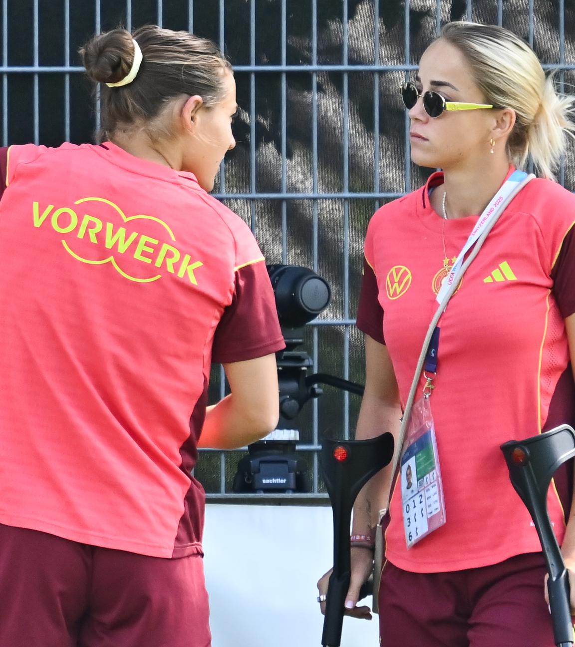 Giulia Gwinn, die sich im ersten Vorrundenspiel am Knie verletzt hat, spricht mit Carlotta Wamser (l), die für sie eingewechselt wurde.