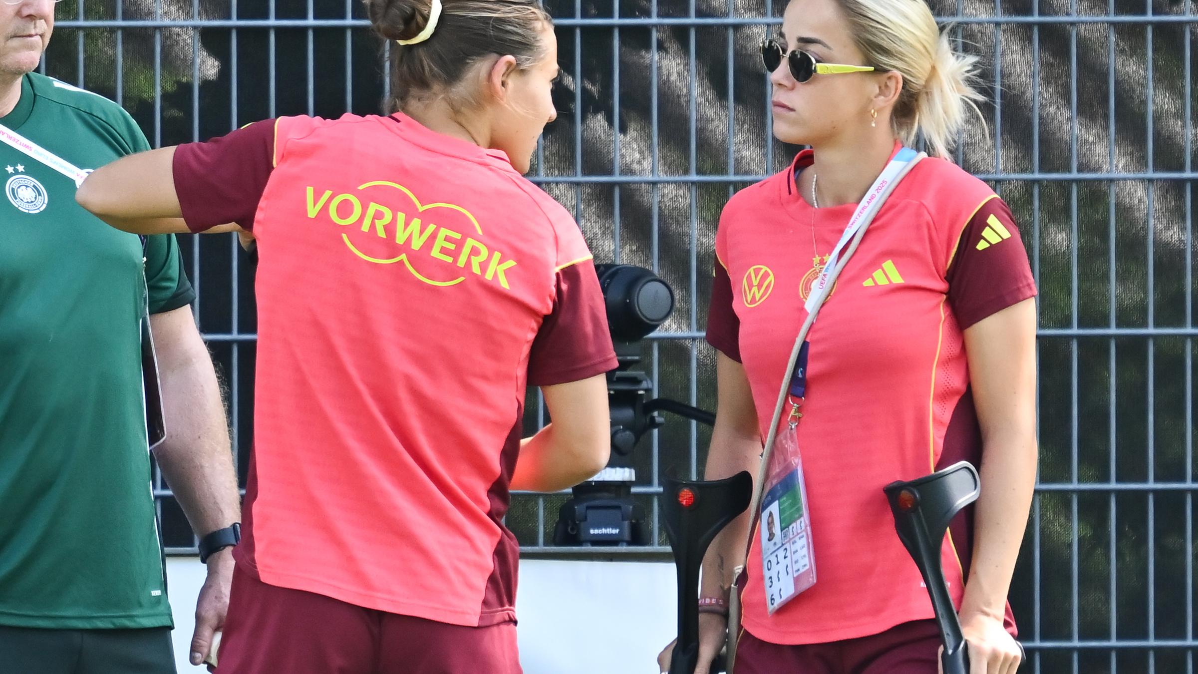 Giulia Gwinn, die sich im ersten Vorrundenspiel am Knie verletzt hat, spricht mit Carlotta Wamser (l), die für sie eingewechselt wurde.