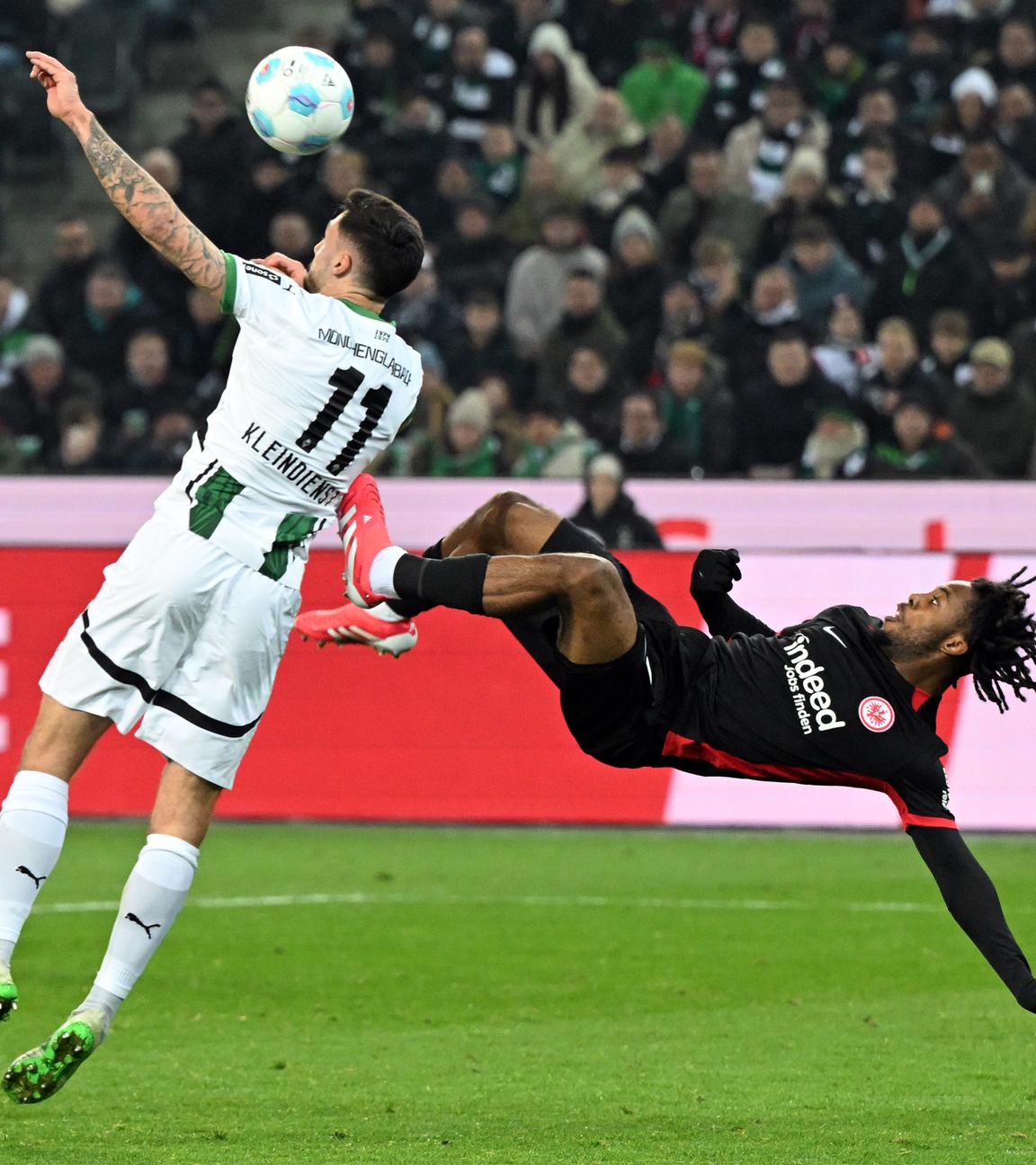 Fußball-Bundesliga, Borussia Mönchengladbach - Eintracht Frankfurt: Frankfurts Elyec Wahi versucht einen Fallrückzieher. Links der Gladbacher Tim Kleindienst.
