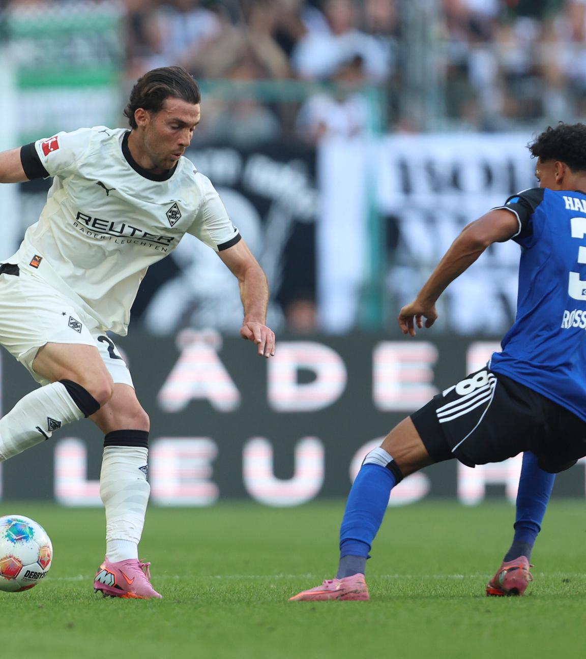 Joe Scally (Borussia Moenchengladbach) und Alexander Rossing-Lelesiit (Hamburger SV) im Zweikampf 
