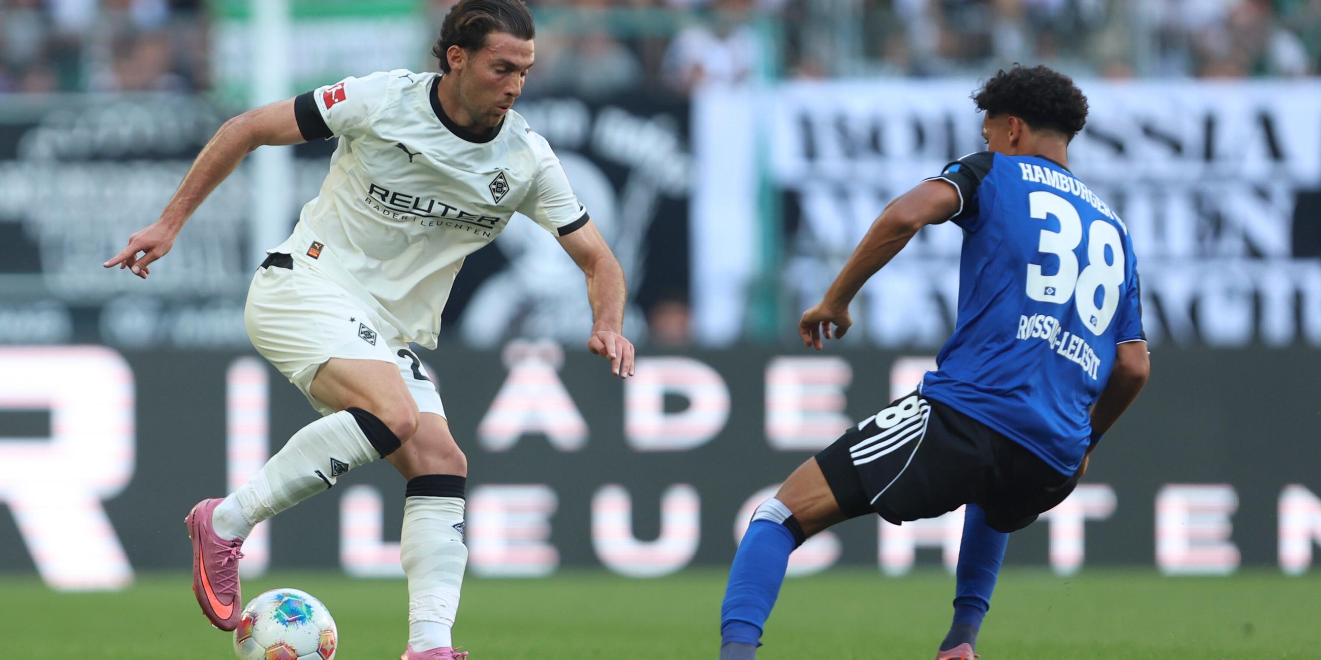 Joe Scally (Borussia Moenchengladbach) und Alexander Rossing-Lelesiit (Hamburger SV) im Zweikampf 