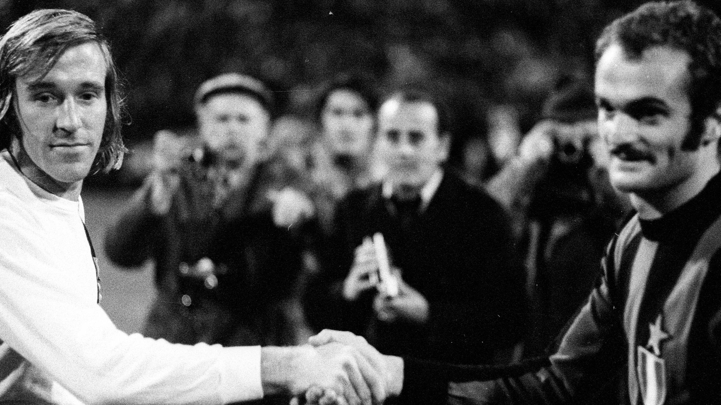 Archiv: Günter Netzer (Borussia Mönchengladbach) und Sandro Mazzola (Inter Mailand) am 20.10.1971 auf dem Bökelberg