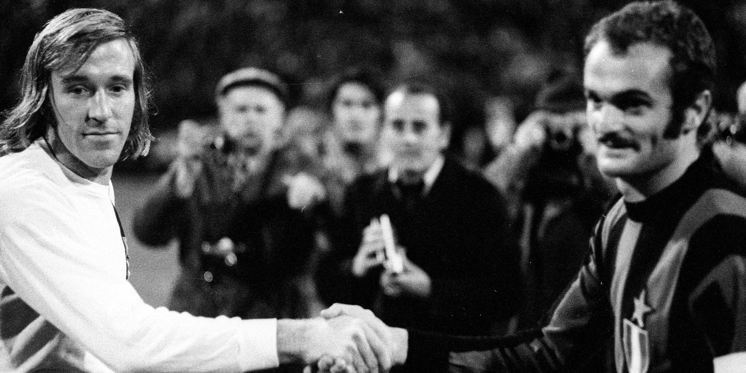 Archiv: Günter Netzer (Borussia Mönchengladbach) und Sandro Mazzola (Inter Mailand) am 20.10.1971 auf dem Bökelberg