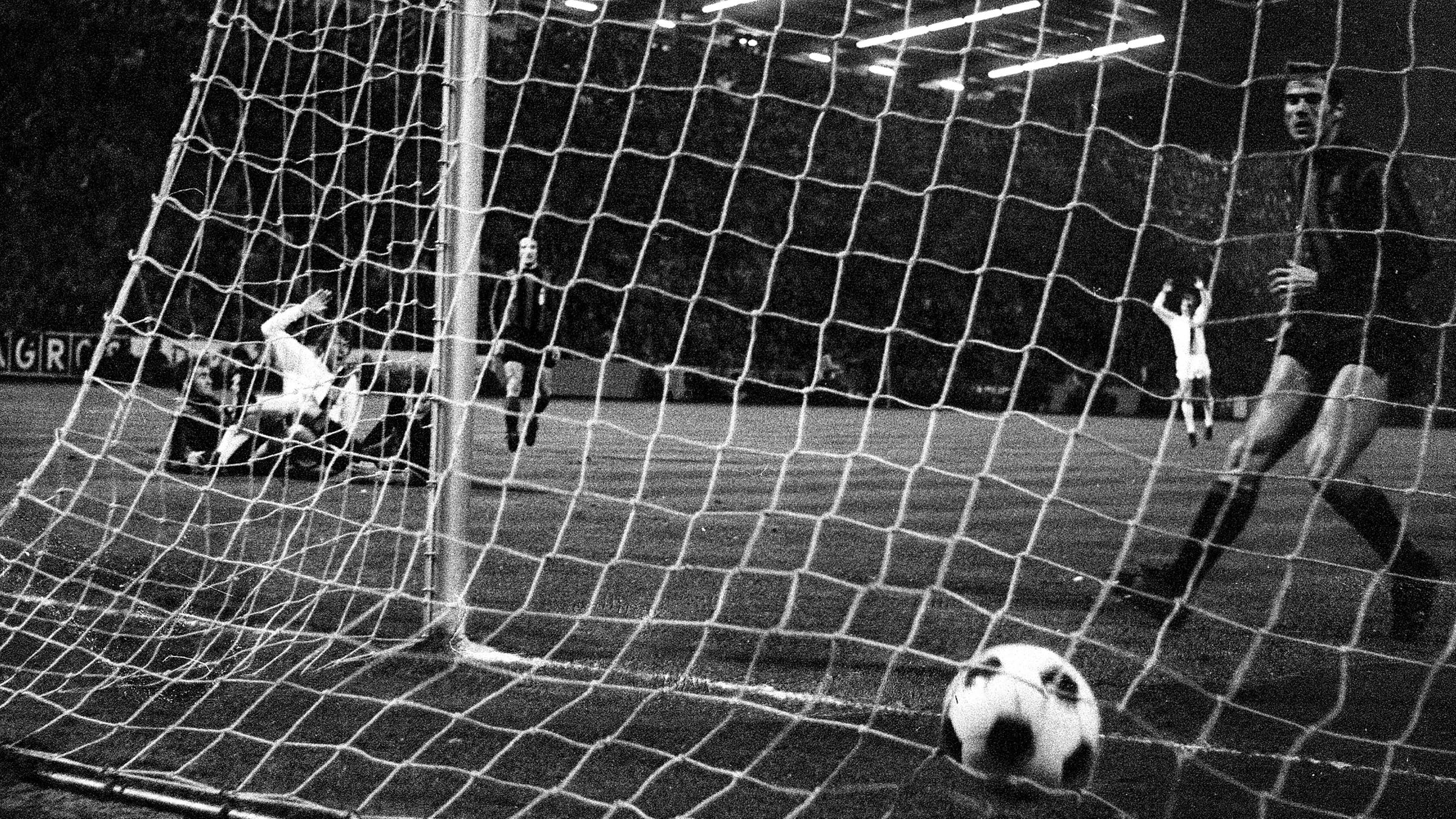 Archiv: Jupp Heynckes erzielt das 1:0 für Borussia Mönchengladbach.