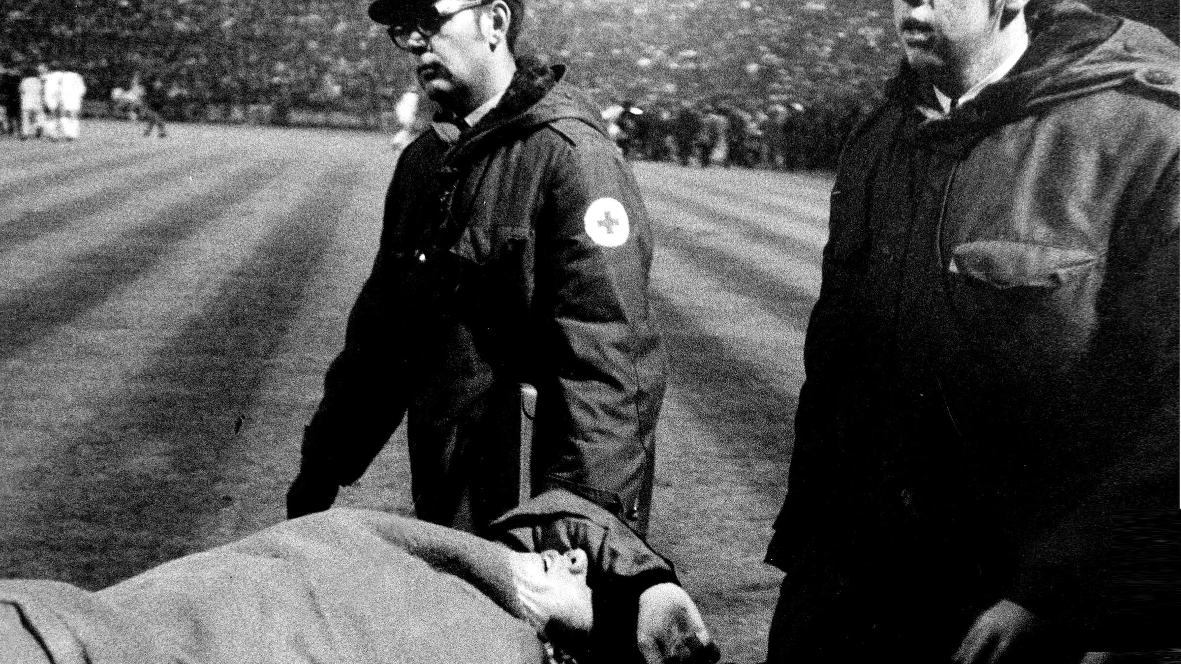 Archiv: Roberto Boninsegna wird nach dem Dosenwurf vom Platz getragen.