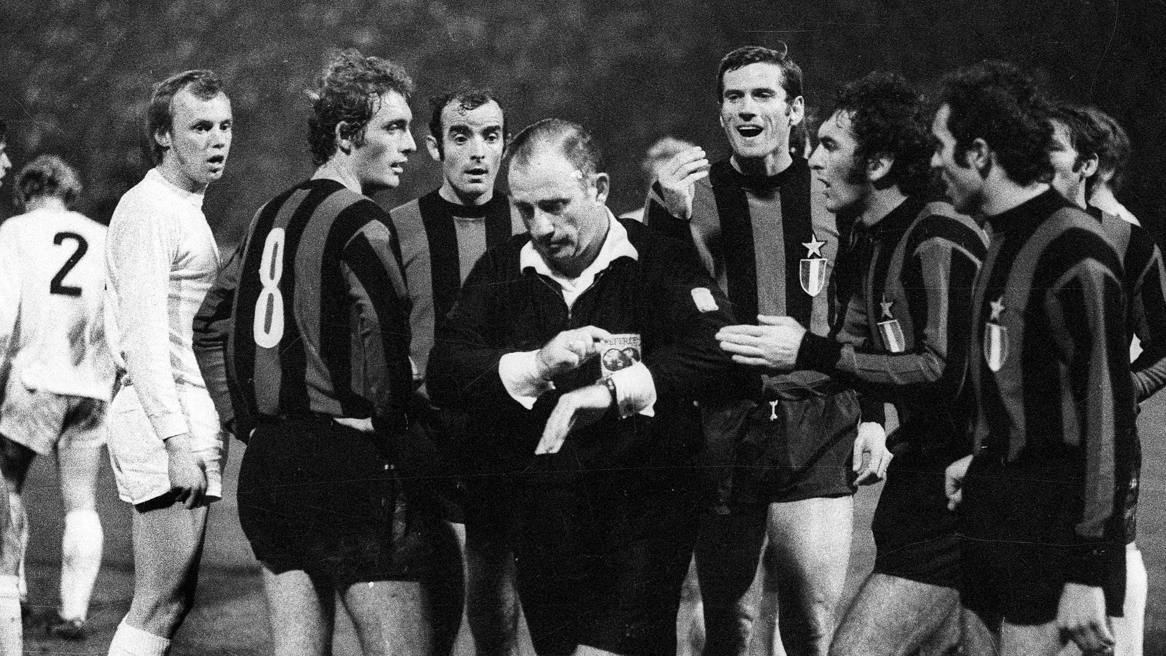 Archiv: Schiedsrichter Jef Doorpmans wird von Mailänder Spielern umringt. 