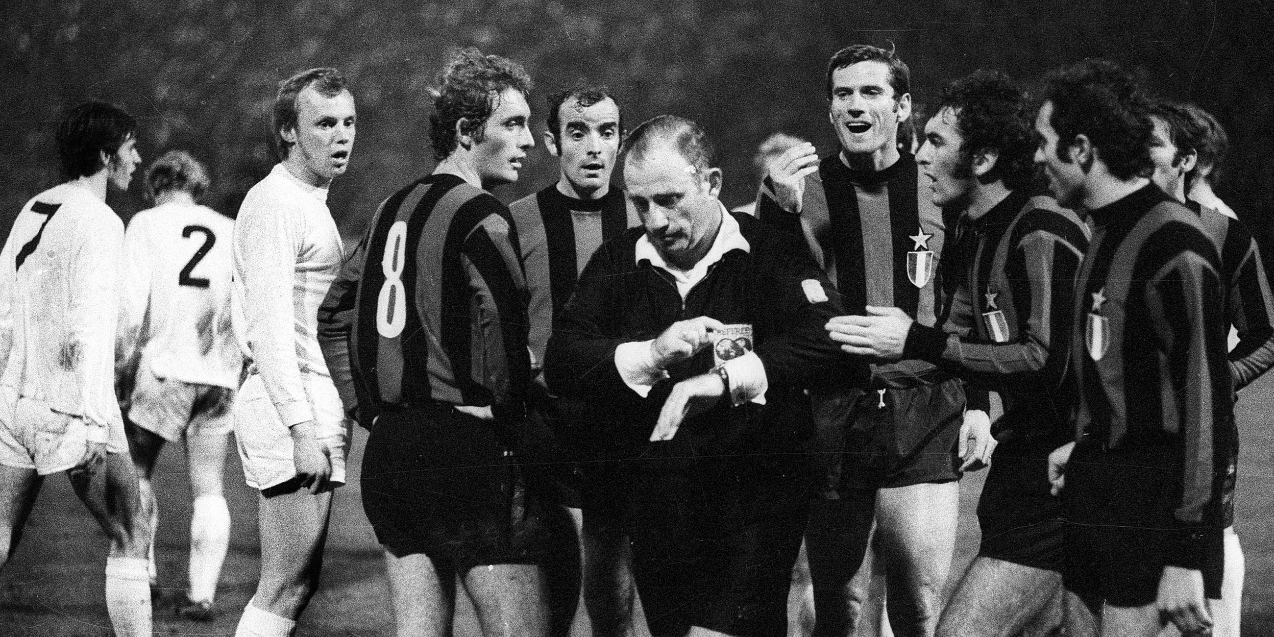 Archiv: Schiedsrichter Jef Doorpmans wird von Mailänder Spielern umringt. 